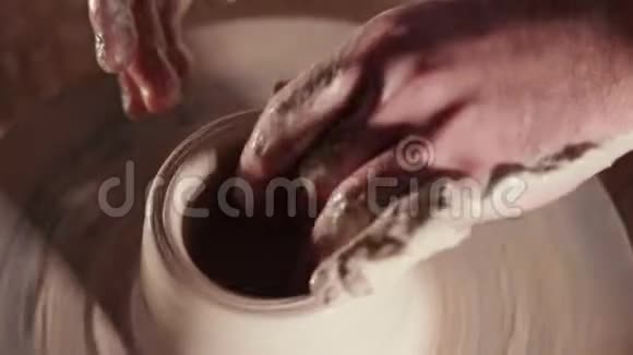 创造陶器和传统陶器的概念经验丰富的男性陶工他的手创造了美丽的粘土产品视频的预览图