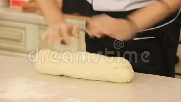 厨师揉面团视频的预览图