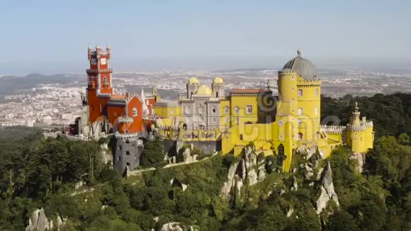 用无人驾驶飞机飞越葡萄牙的佩纳宫视频的预览图