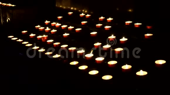 许多在教堂里燃烧的蜡烛基督教视频的预览图