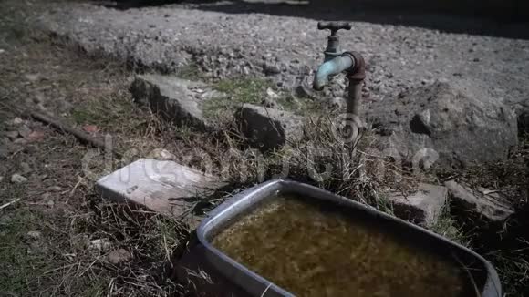 旧的滴水龙头水锅旧龙头滴在农村视频的预览图