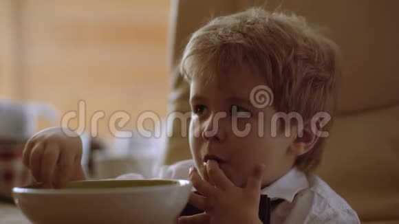 这个男孩吃自己一个独立的孩子孤独童年视频的预览图