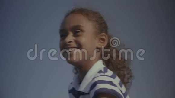 微笑的非裔美国女孩户外肖像视频的预览图