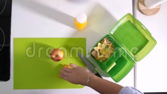 女性手在学校的饭盒里打包食物视频的预览图
