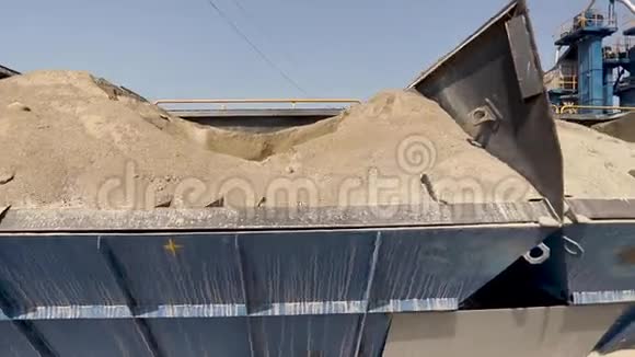 外面沥青厂的砂容器视频的预览图