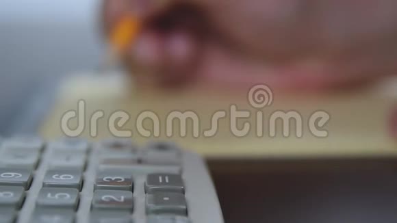 一个用计算器做笔记的人视频的预览图