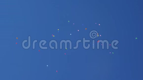 许多五颜六色的气球在空中飞行庆和生日理念美丽的彩色气球正在飞视频的预览图