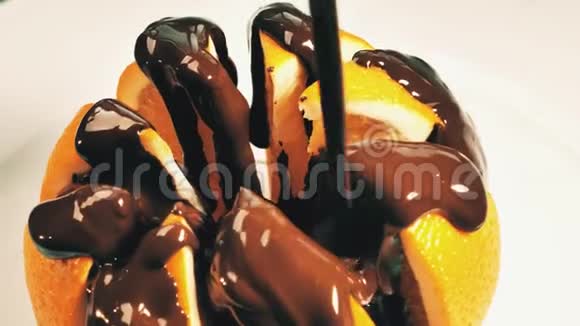 巧克力倒在成熟的橘子切片上视频的预览图