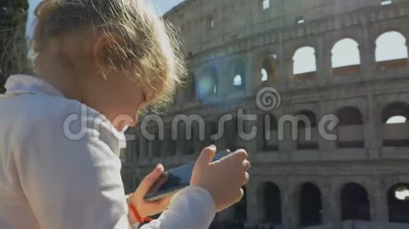 一个孩子拍了一张罗马景点的照片视频的预览图