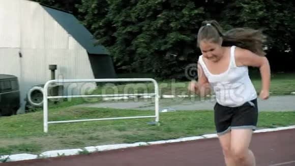 小胖女孩在体育场跑步视频的预览图