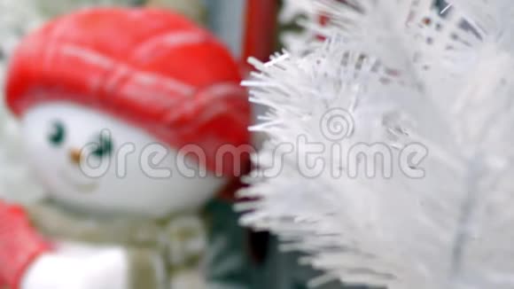 圣诞装饰玩具雪人白色新年树视频的预览图