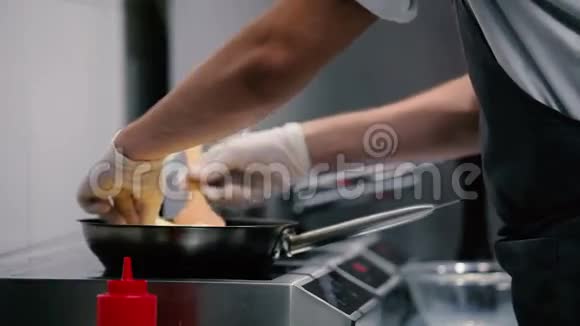 男人把煎蛋卷放在锅里视频的预览图