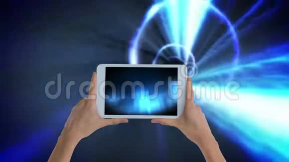 女子手持数码平板电脑的数码动画显示灯光视频的预览图