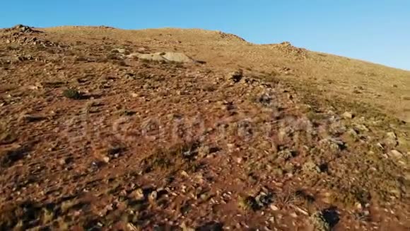 内华达州沙漠的矿桩视频的预览图