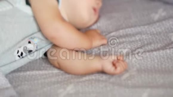 穿着睡衣的小男孩睡得很近视频的预览图