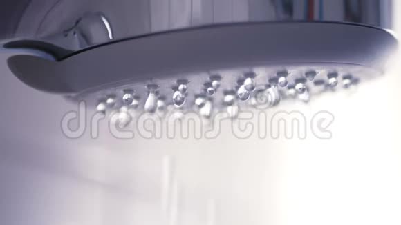 淋浴头的水在滴视频的预览图