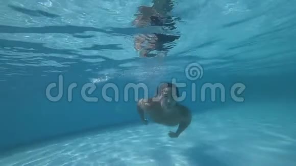 伙计长发在水下游泳休息视频的预览图