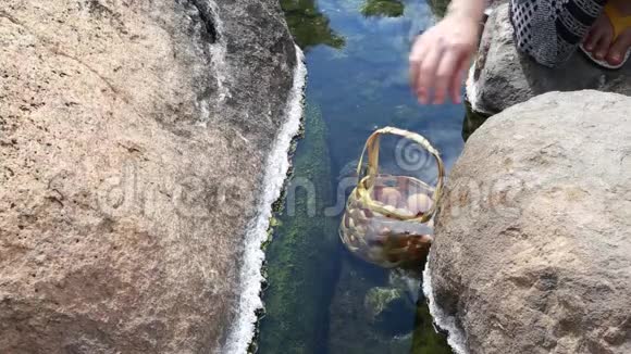 在兰邦省的天然温泉上妇女们正在制作鸡蛋视频的预览图