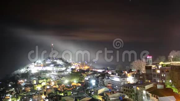murree山的美丽景色夜晚的购物中心路视频的预览图