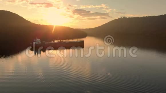 日出时在温哥华深湾附近的伯拉德湾坐着一艘油轮的鸟瞰图视频的预览图