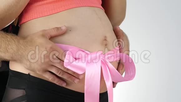 男人手抱着一肚子的孕妇慢动作视频的预览图
