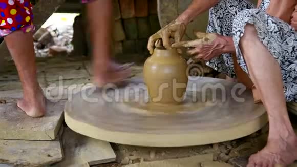 女陶工转动轮子制作漂亮的陶工视频的预览图