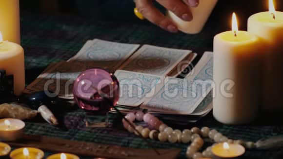有塔罗牌的魔术仪式视频的预览图
