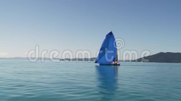 一艘华丽的蓝色桅杆帆船视频的预览图