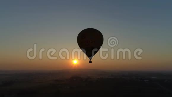 一个热气球在雾蒙蒙的早晨升起在阿米什农场视频的预览图