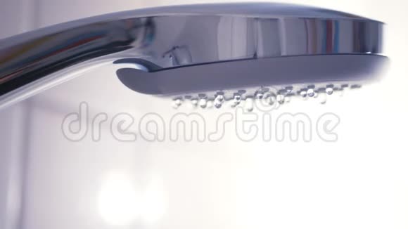 淋浴头的水在滴视频的预览图