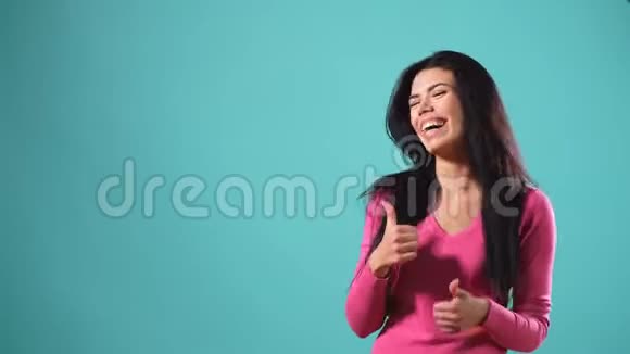 幸福的女人的肖像显示签名意味着认可视频的预览图
