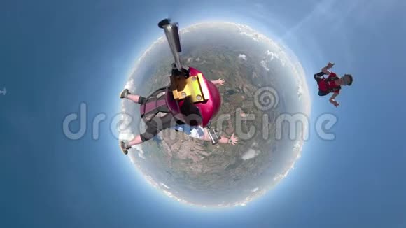 小行星跳伞者玩得很开心视频的预览图