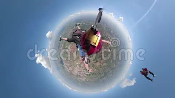小行星跳伞者玩得很开心视频的预览图