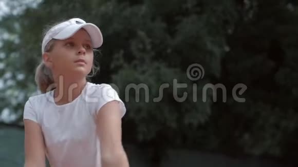 坚定的野心勃勃的网球运动员少女在球场上近距离击球视频的预览图