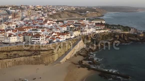 欧洲葡萄牙的Ericeira村海滩和城市景观视频的预览图