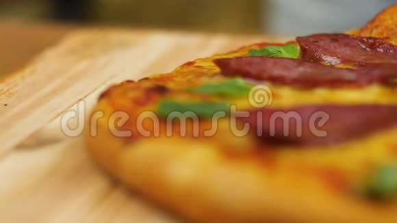 辣椒辣肠披萨放在托盘上特写镜头慢动作视频的预览图