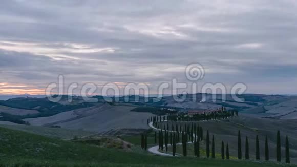 意大利托斯卡纳的葡萄园和刮风的道路上日落4K时间推移视频的预览图