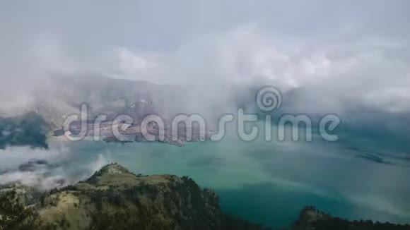 印度尼西亚隆博克的Rinjani火山白天4K时间过去云层经过视频的预览图