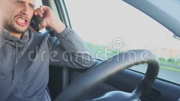 危险的驾驶开车的人在手机上发誓侧视视频的预览图