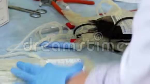护士在空血袋标签上写数据视频的预览图