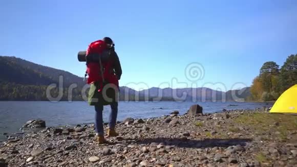 山湖堕落那个女人去湖边阿什雷有一个黄色的肯平戈维帐篷视频的预览图