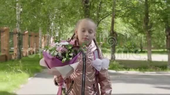 可爱的女学生带着花束回到学校视频的预览图