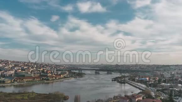 在伊斯坦布尔的少女塔和博斯普鲁斯土耳其4K时间过去了部分多云和晴天视频的预览图