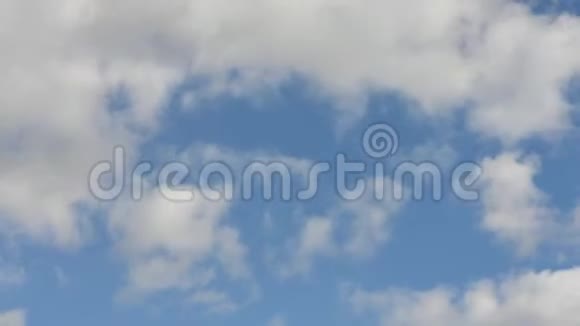 时间流逝的云滚滚的蓬松的云在移动白光云的时间流逝超高清晴天视频的预览图