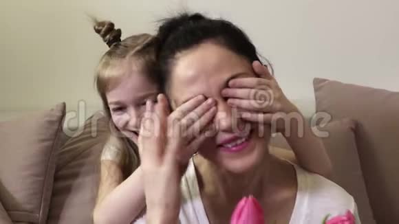 女儿祝妈妈母亲节快乐视频的预览图