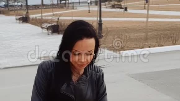 穿着雷瑟夹克的女孩在寒冷的天气里散步视频的预览图