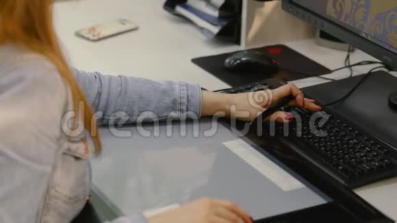 装饰的女人在平板上画画女孩用平板电脑画手特写视频的预览图
