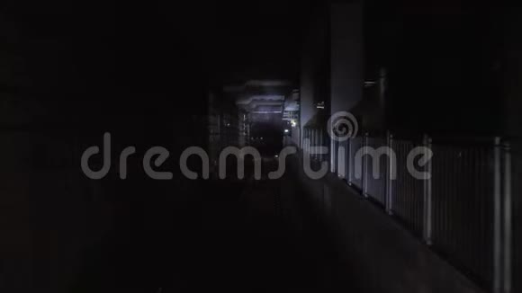 地铁列车穿过隧道火车穿过地下隧道从4K的机舱看到视频的预览图
