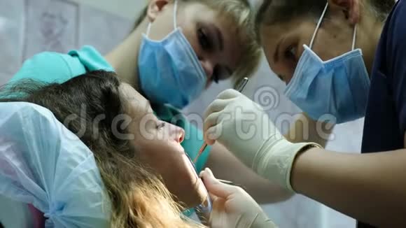 去看牙医与正畸医生协商安装牙套和纠正错误视频的预览图