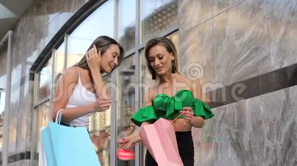 购物狂的女孩带着袋子走在街上视频的预览图